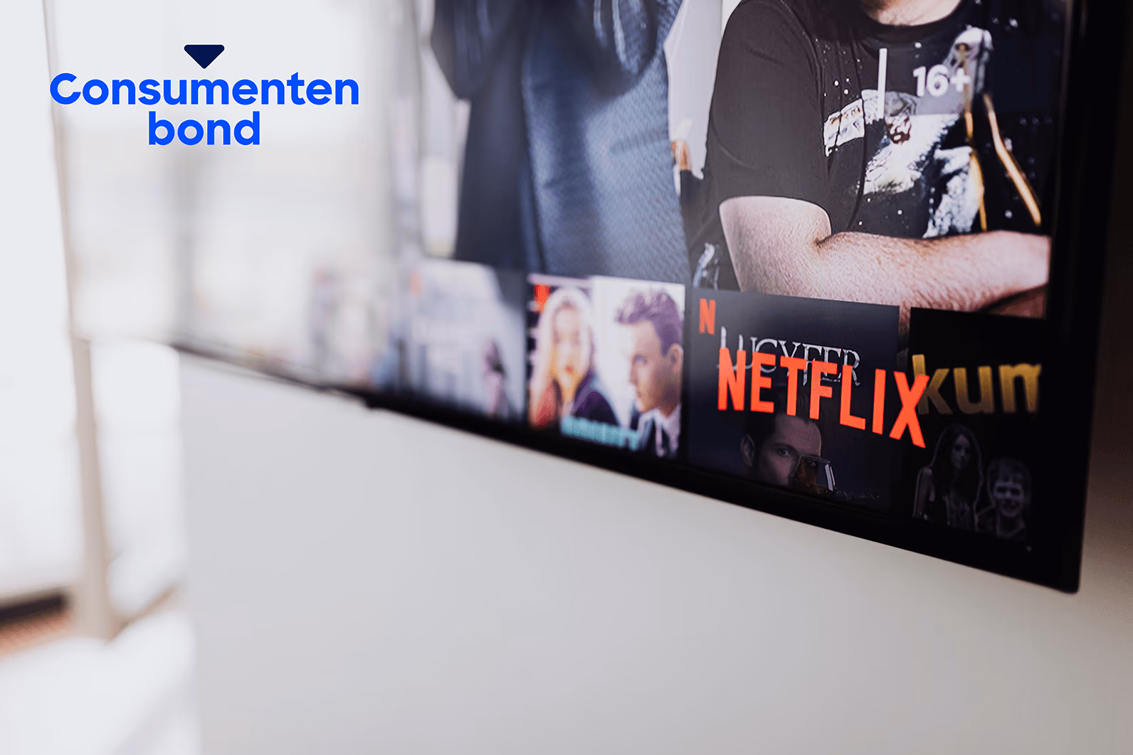 Tv aan de muur met Netflix op het scherm en het logo van de Consumentenbond